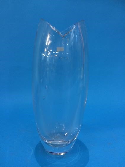 A tall Bengt Edenfalk clear glass vase. 27.5 cm high - Image 2 of 2