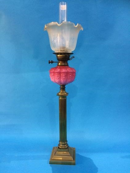 A Victorian oil lamp with pink reservoir and frosted shade 'Youngs'. 84 cm high - Image 2 of 8