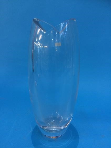 A tall Bengt Edenfalk clear glass vase. 27.5 cm high