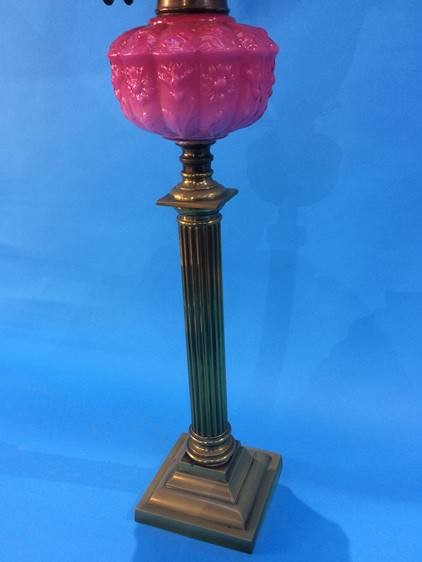 A Victorian oil lamp with pink reservoir and frosted shade 'Youngs'. 84 cm high - Image 8 of 8