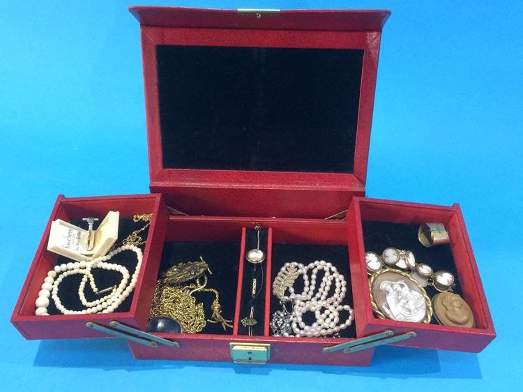 Assorted silver, gold and pearl jewellery