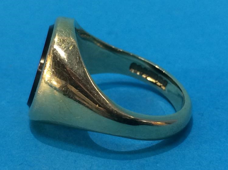 A 9ct signet ring, size 'T', 9.9 grams - Image 2 of 2