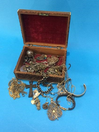 Box of assorted silver and white metal jewellery