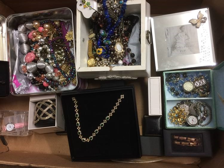 Quantity of costume jewellery