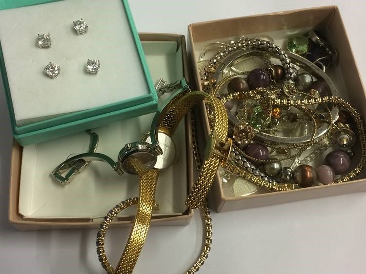 Quantity of assorted costume jewellery