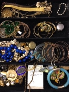 Tray of jewellery