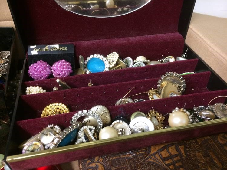 Quantity of costume jewellery - Image 2 of 3