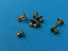 Quantity of shirt studs, stamped '15ct', 6.8gram