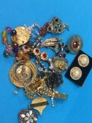 Quantity of costume jewellery