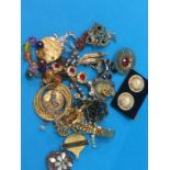 Quantity of costume jewellery