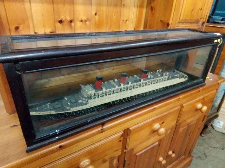 A cased model 'Queen Mary' - Image 3 of 3