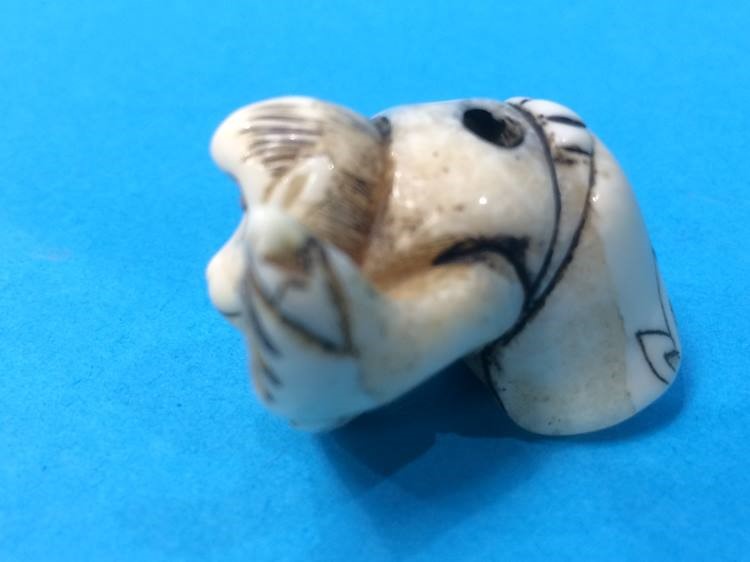 Netsuke; of a monkey kneading bread - Image 2 of 2