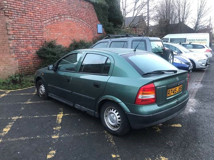 A Vauxhall Astra LS 16V, 98'. 1.6L, petrol R745 JBR, approx 57000 miles