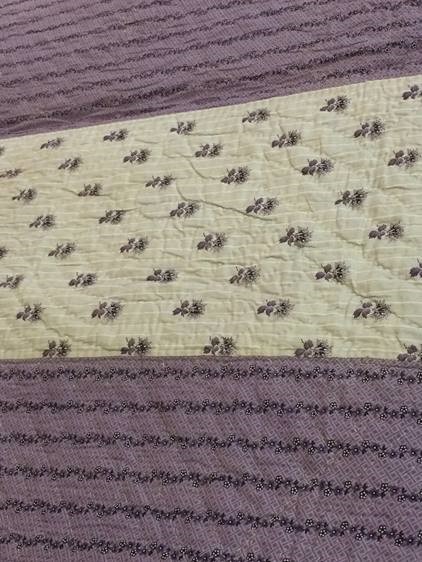 A floral pale purple and dark purple Durham quilt, with cream reverse - Image 2 of 2