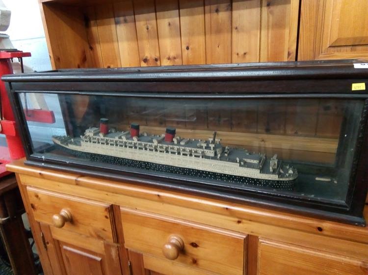 A cased model 'Queen Mary' - Image 2 of 3