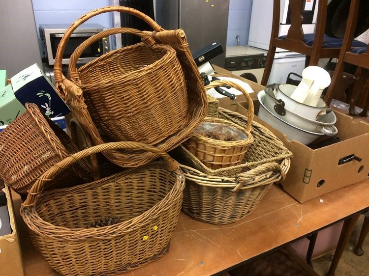 Quantity of baskets and a box of assorted
