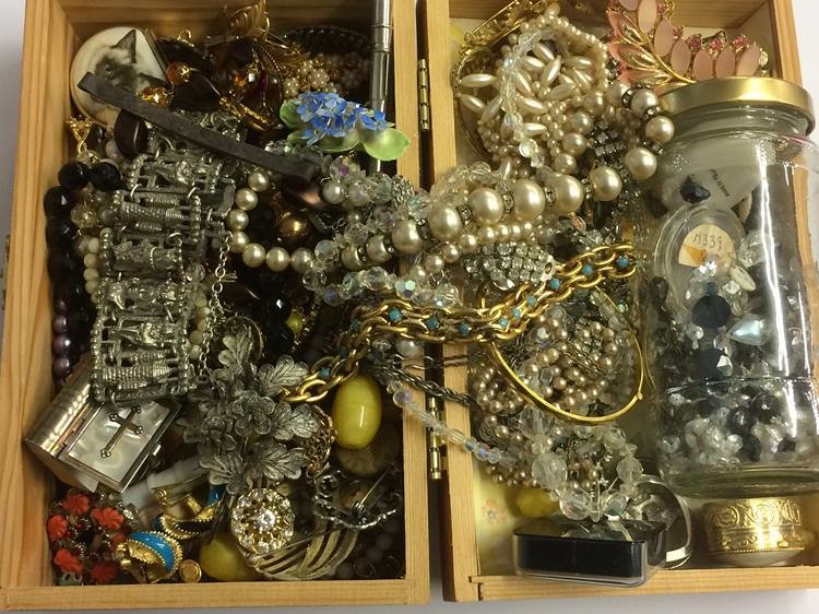 Quantity of costume jewellery