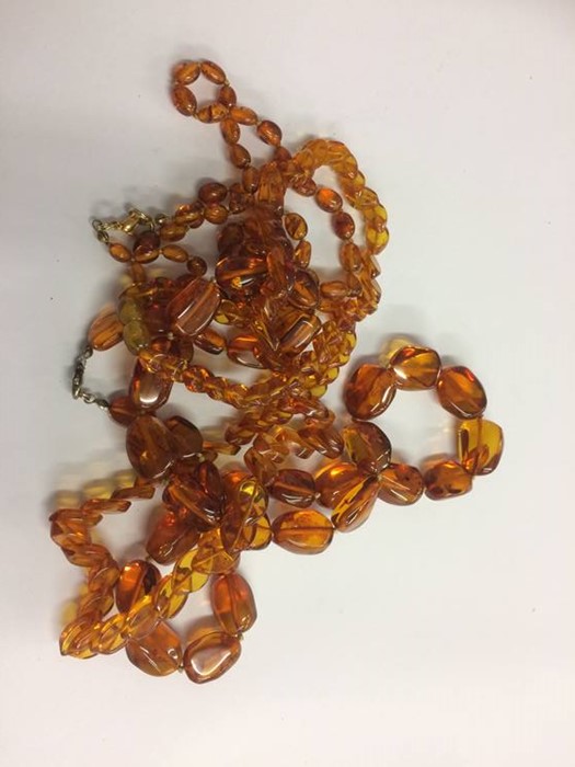 Quantity of amber coloured jewellery - Image 2 of 2