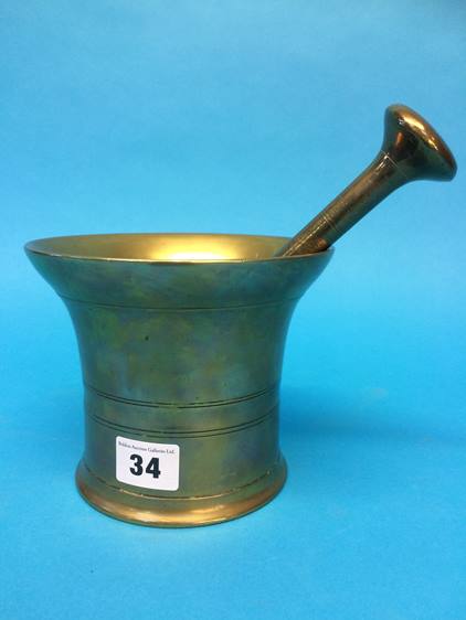 A brass pestle and mortar - Image 3 of 6