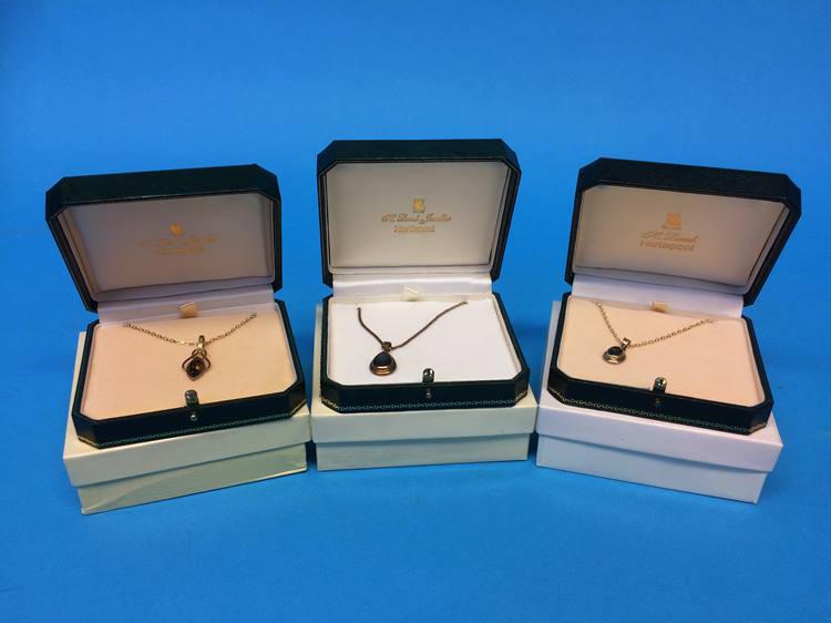 Three 9ct gold mounted pendants and necklaces - Image 2 of 6