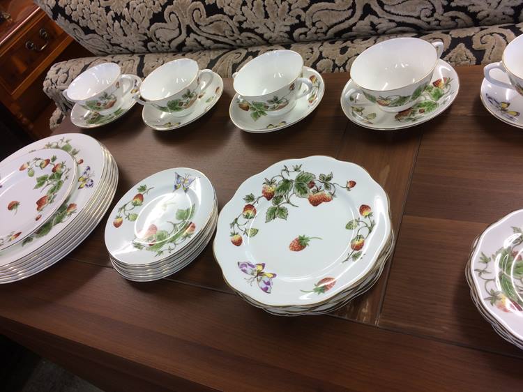 A large quantity of Coalport 'Strawberry' dinner a - Image 4 of 4