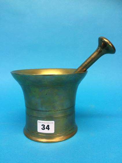 A brass pestle and mortar - Image 4 of 6