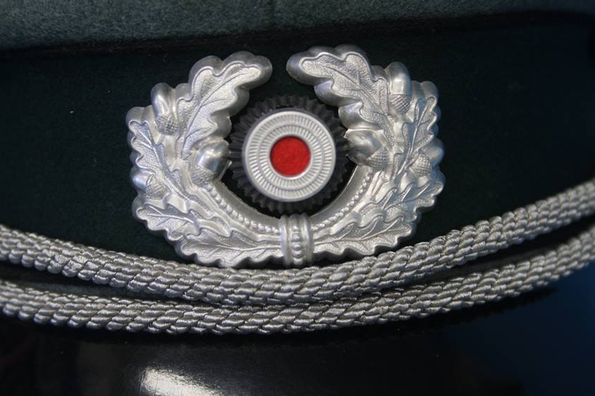 A Pioniere (Combat Engineers) visor cap, stamped Carl Kuhlmann, Holzminden Stirndruckfrei, Deutsches - Image 3 of 14