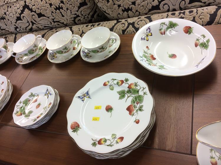 A large quantity of Coalport 'Strawberry' dinner a - Image 3 of 4