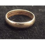9ct gold gents wedding band. Size W. 3.4 grams