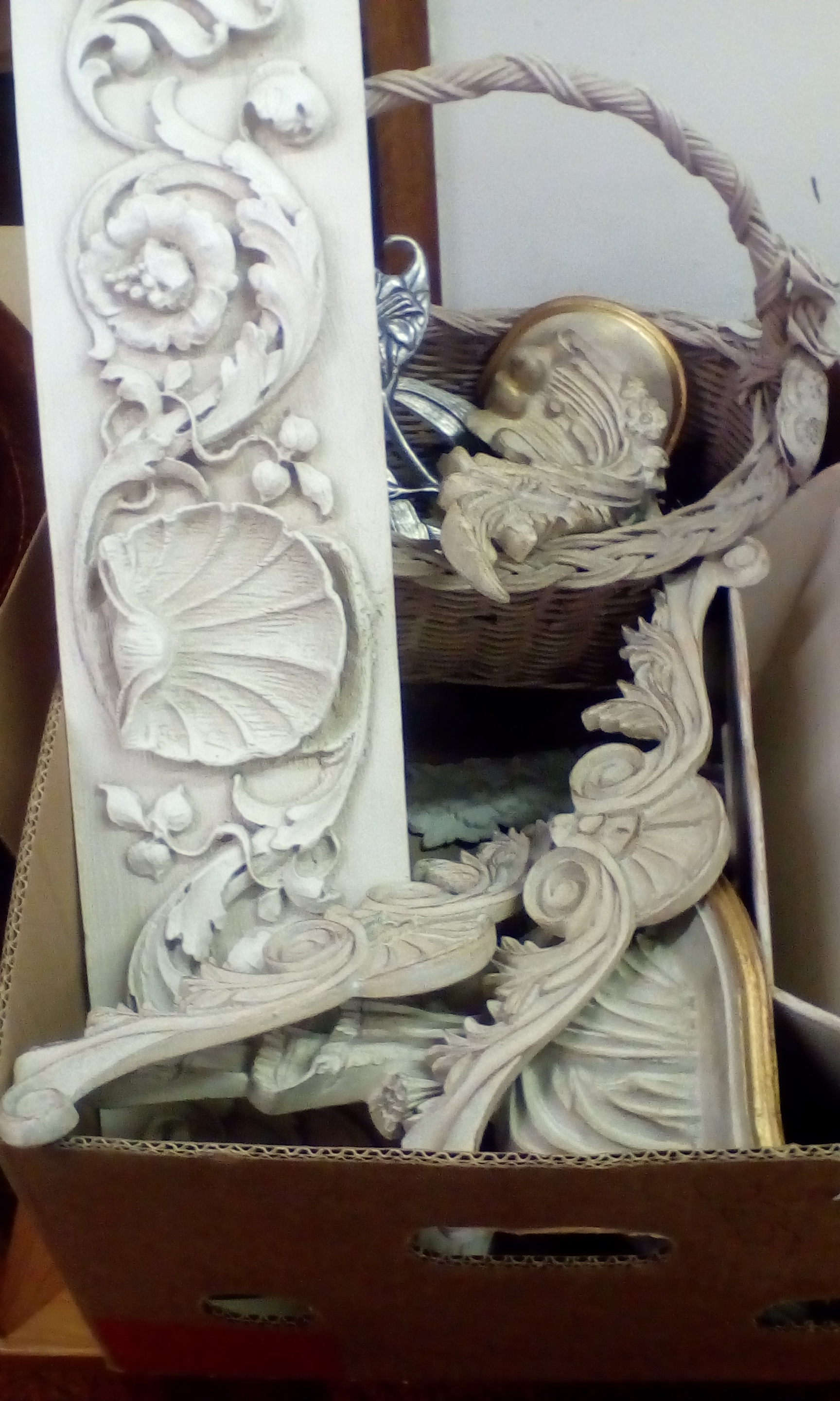 Various decorative items, mouldings etc