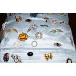 Cushion with an assortment of 29 various brooches
