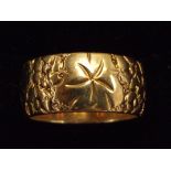 9ct Gold ring. Size Q. Weight 8.9 grams