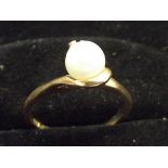 Yellow Gold ring set with pearl. Size M