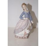 Lladro figure of a girl (Height: 19cm)