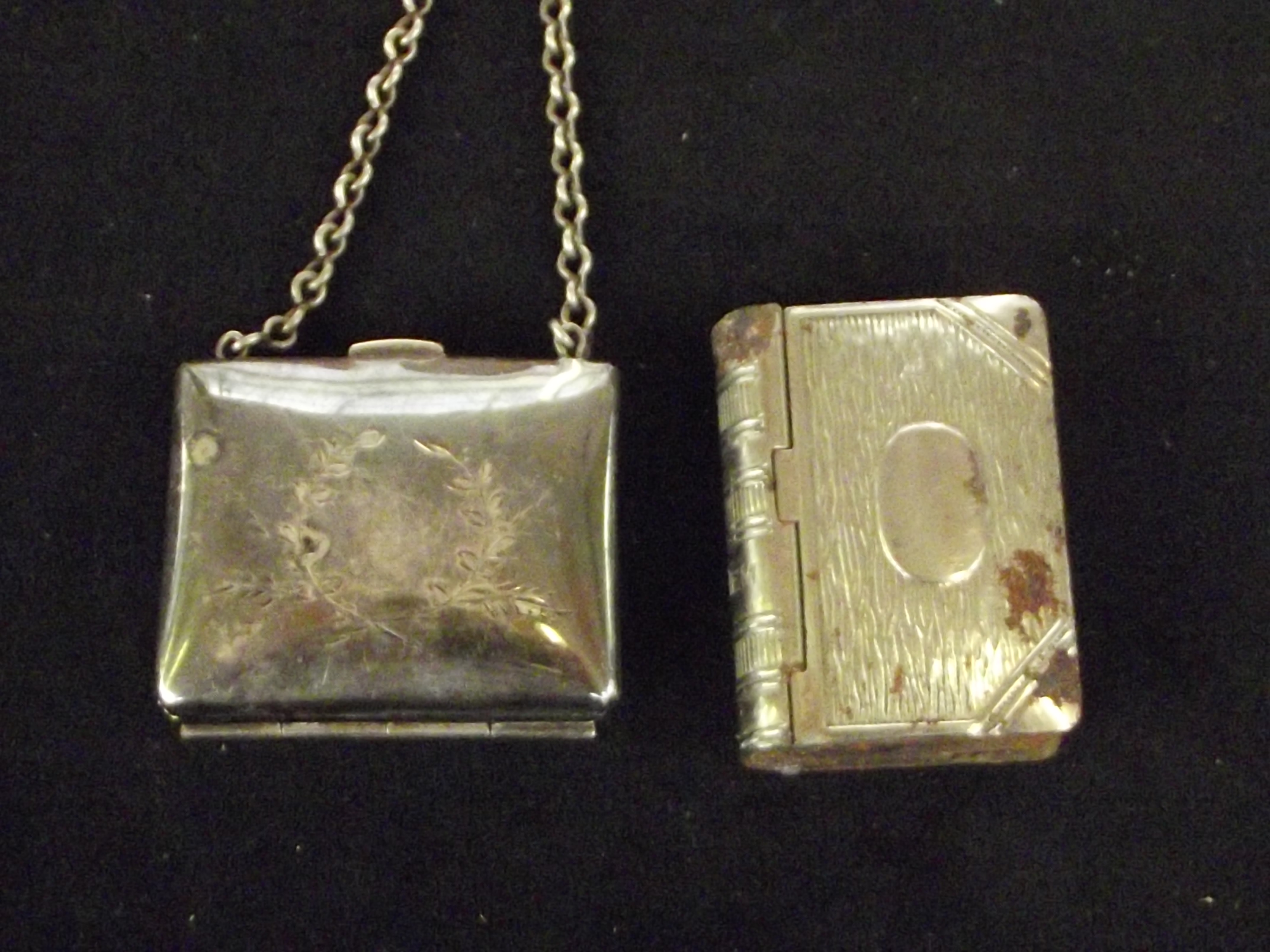 White metal coin purse together with a white metal