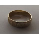 9 carat gold wedding band (Size: Q, Weight: 2.6g)