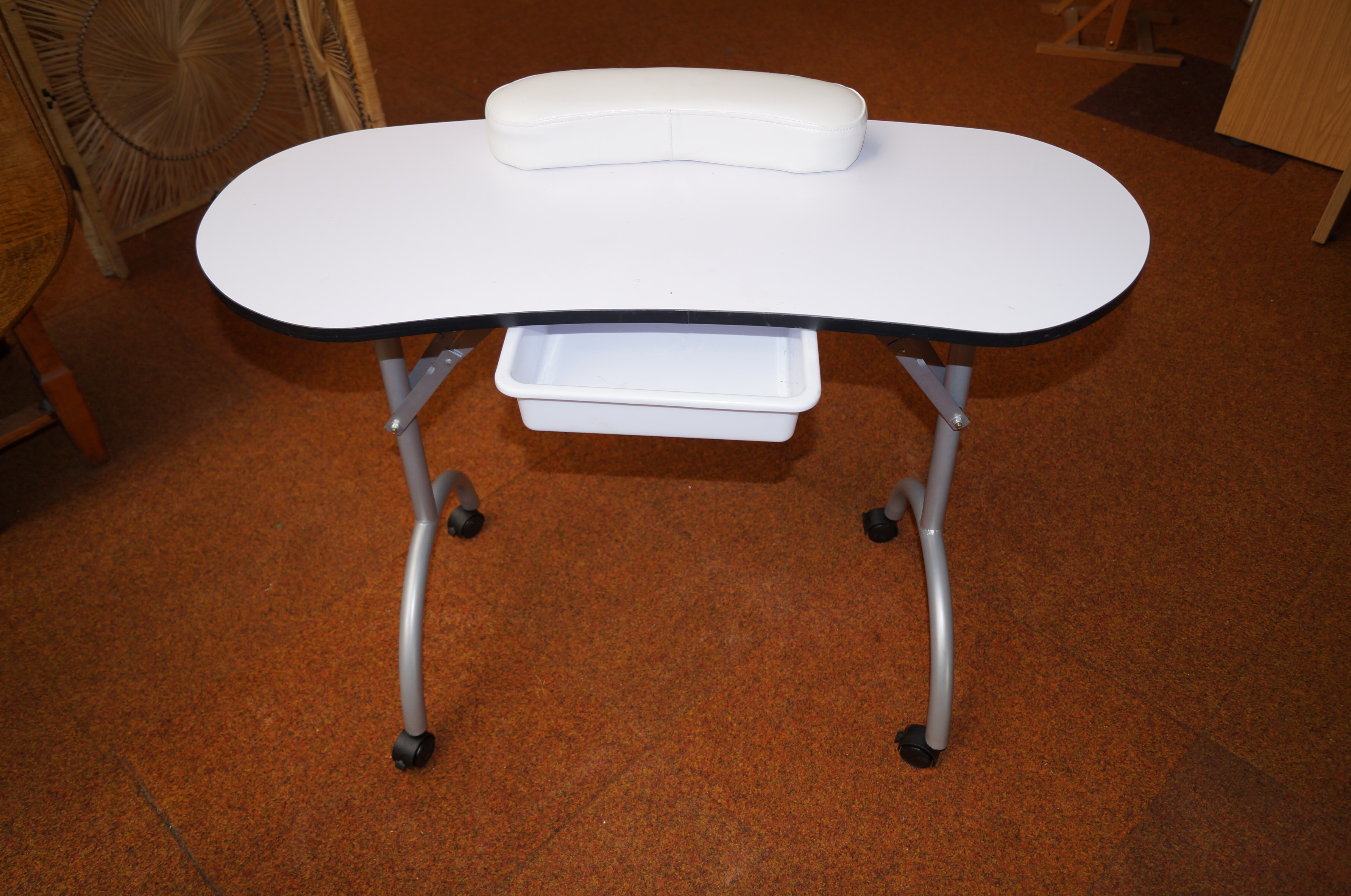 Folding manicure table