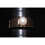 9ct gold ring set with a single pearl. 4.5 grams t