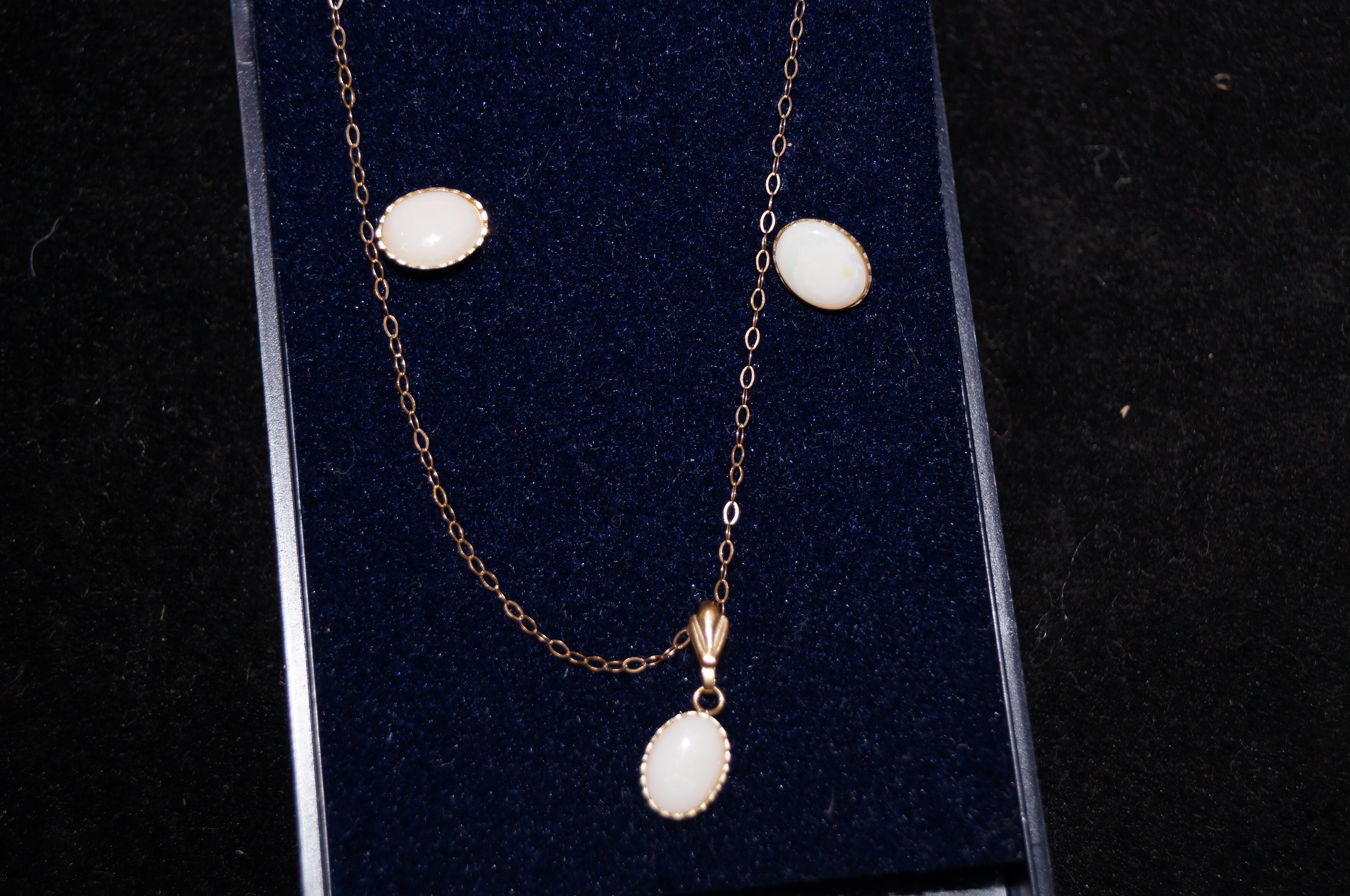 9ct gold chain pendent and earring set
