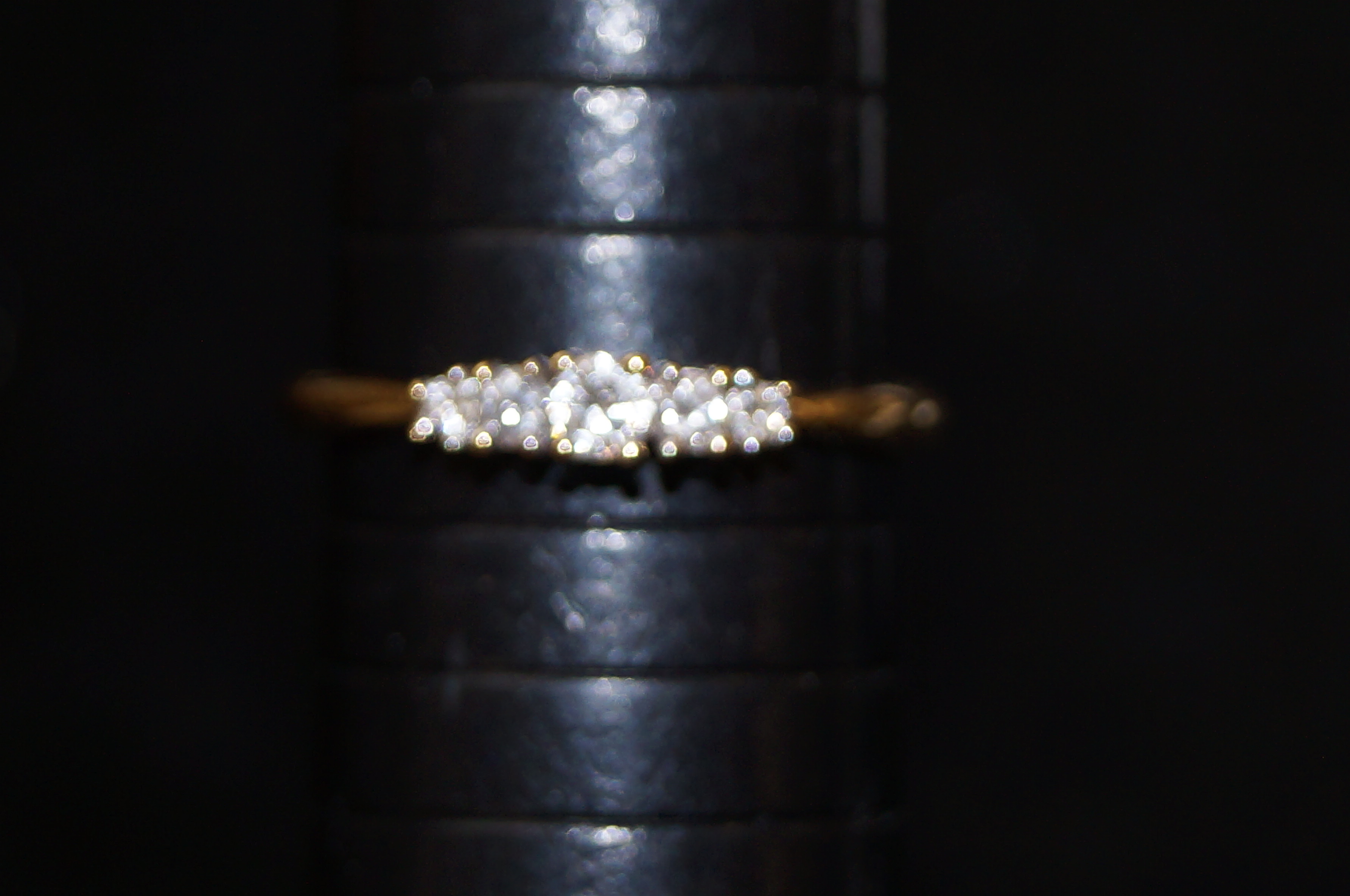 18 ct gold and 5 stone diamond ring approximately