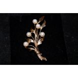 9ct gold pin brooch set with 5 pearls