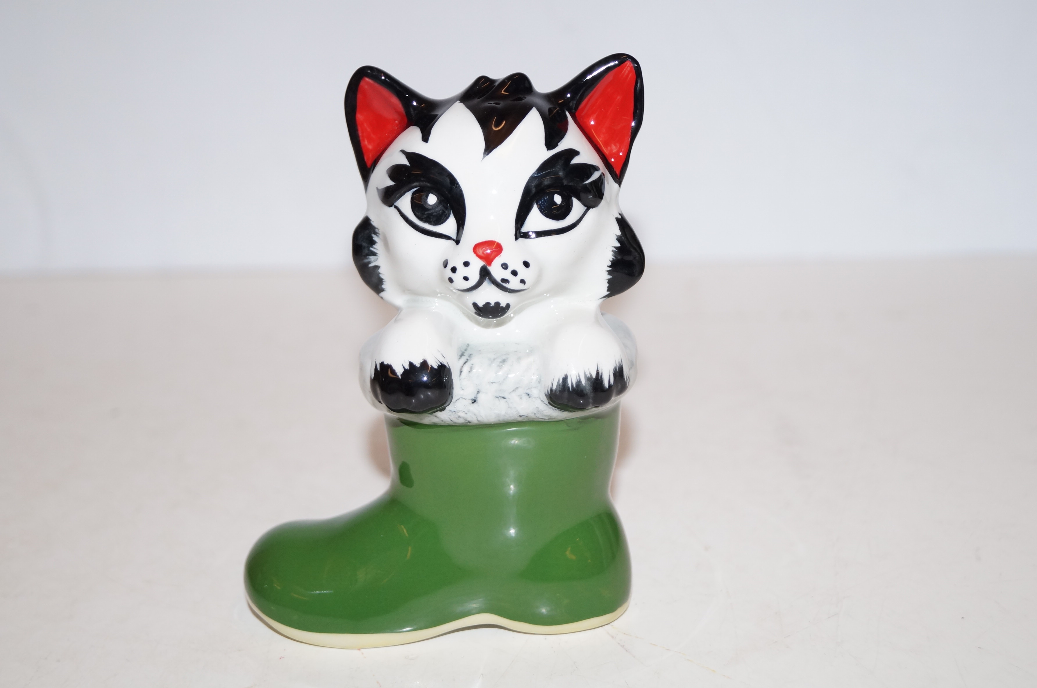 Lorna Bailey cat in green boot Height-14cm