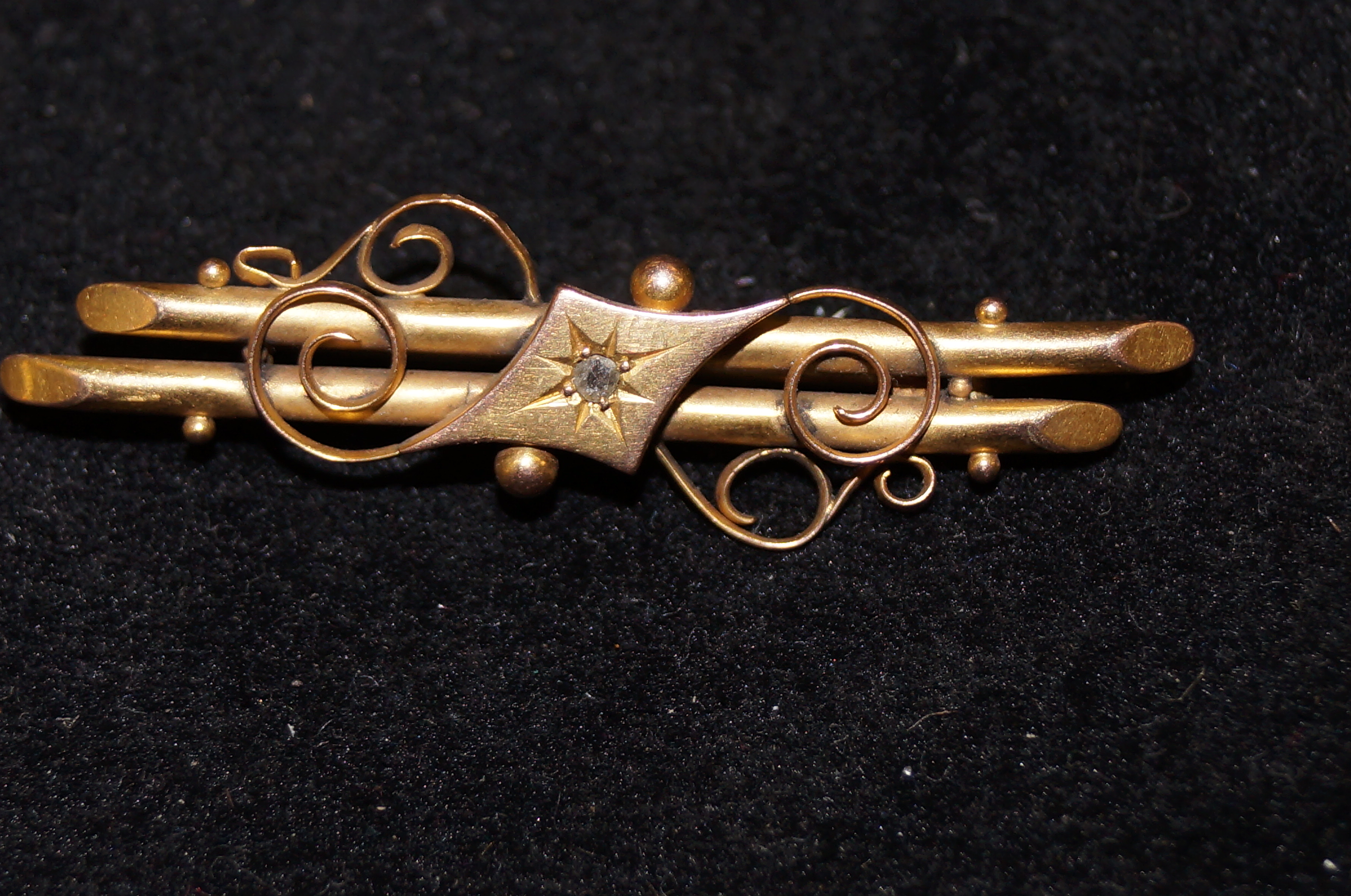 9ct gold pin brooch with small central white stone