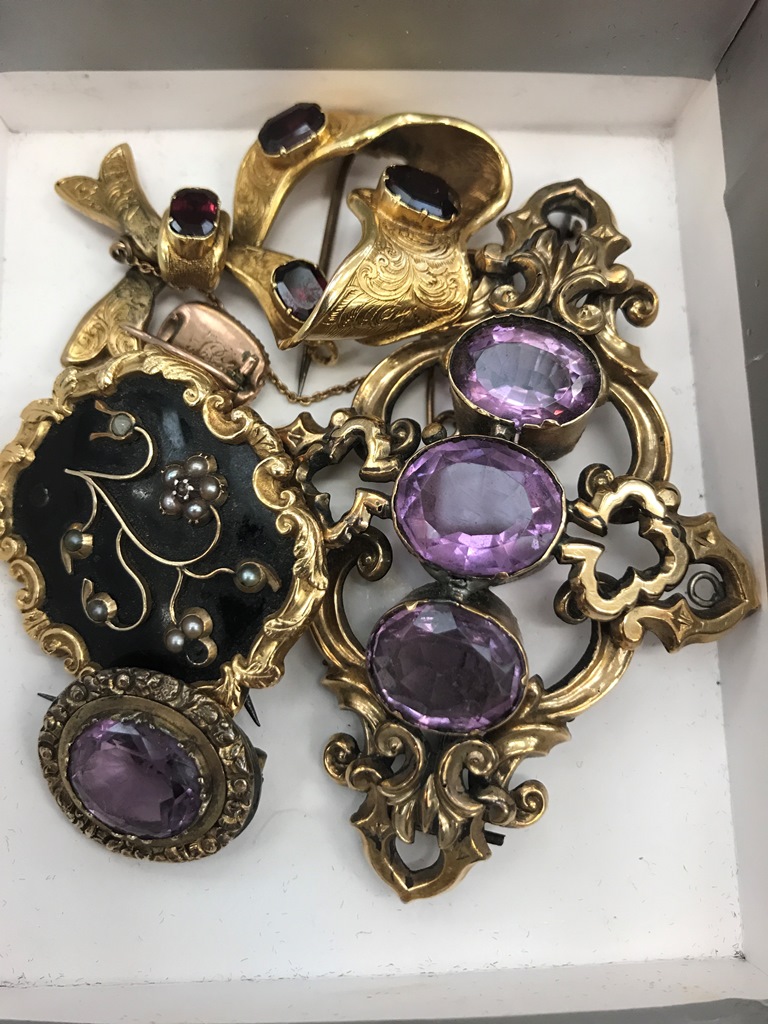 A quantity of victorian mourning brooches to inc.