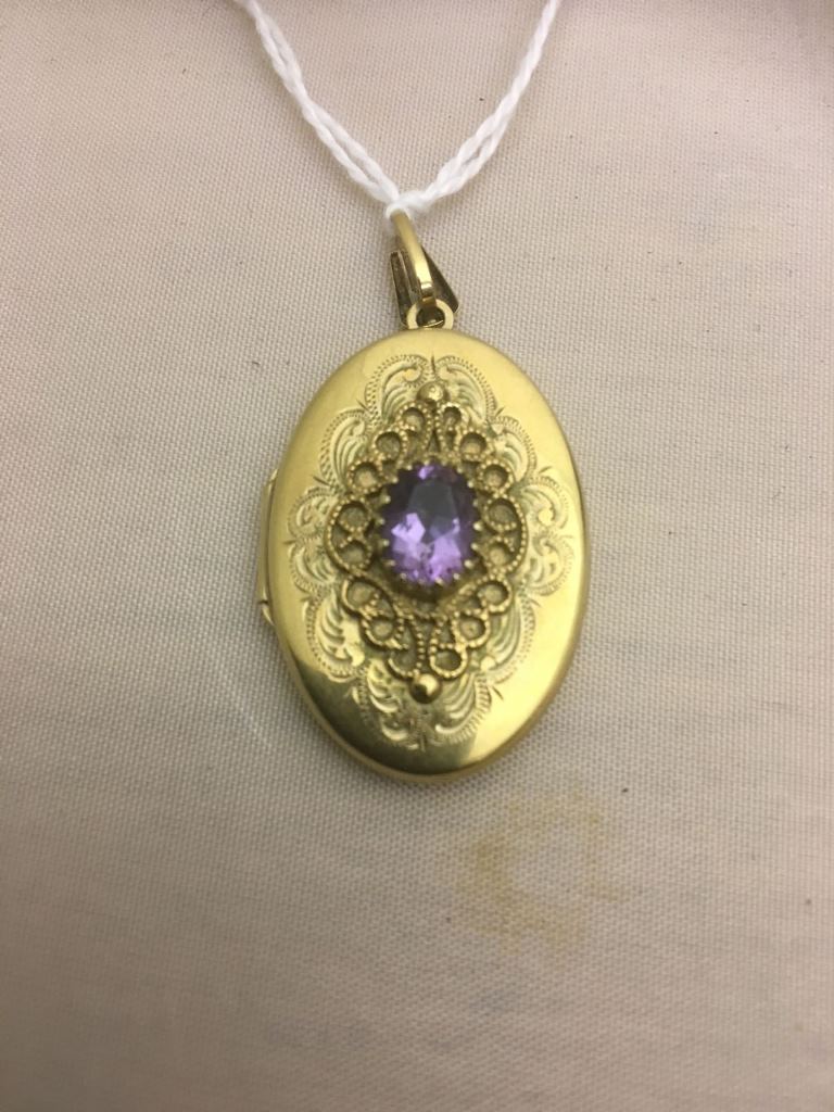 A 9ct amethyst set locket/pendant