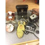 A quantity of vintage cameras,