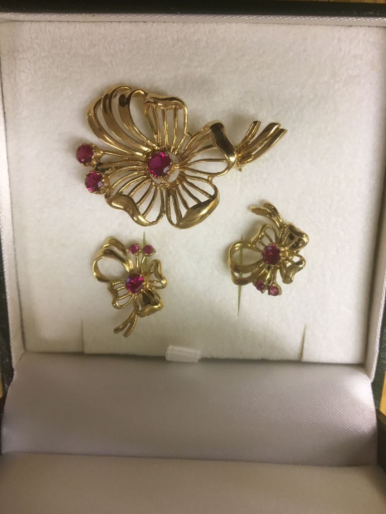 A 9ct earring and brooch set