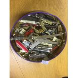 A tin of vintage penknives