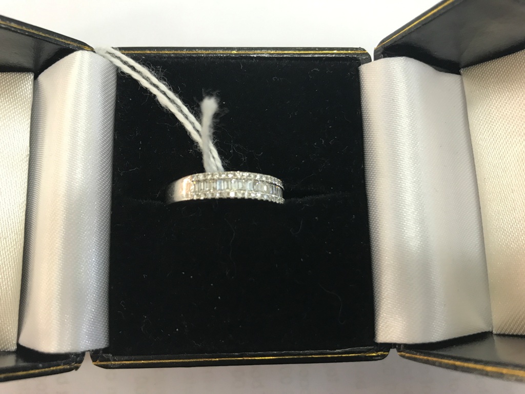 An 18ct diamond dress ring