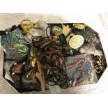 A quantity of costume jewellery